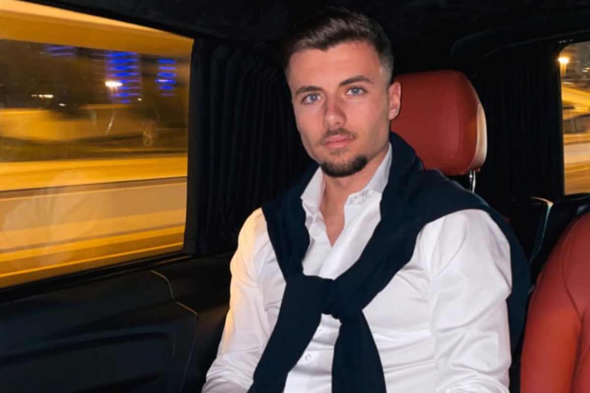 Darian Males in abiti civili in treno