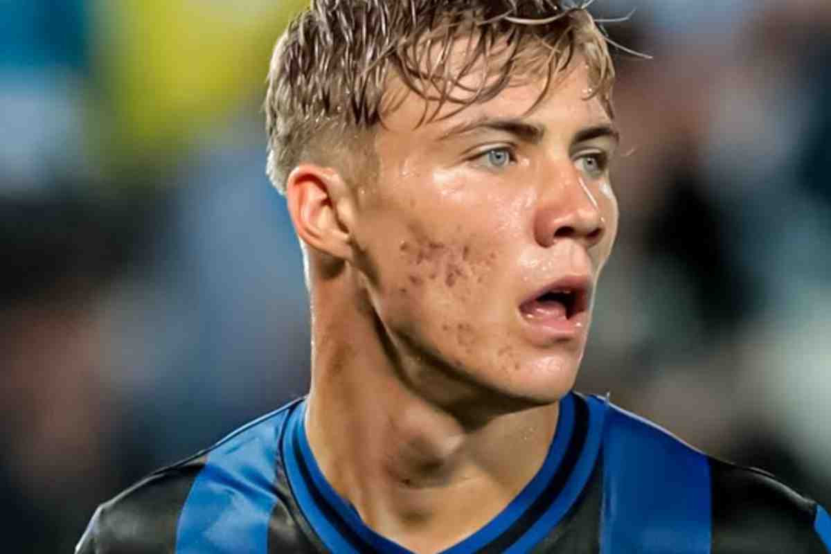 Rasmus Højlund con la maglia dell'Atalanta