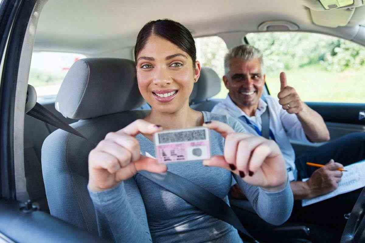 ragazza mostra una patente di guida