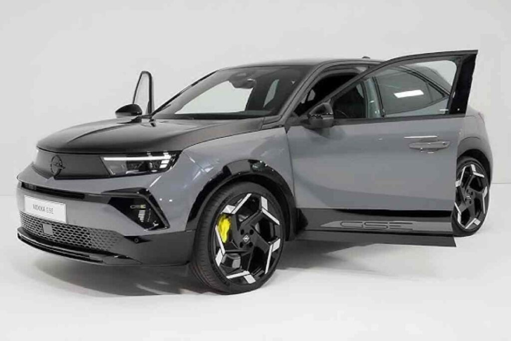Opel Mokka GSE con le portiere aperte