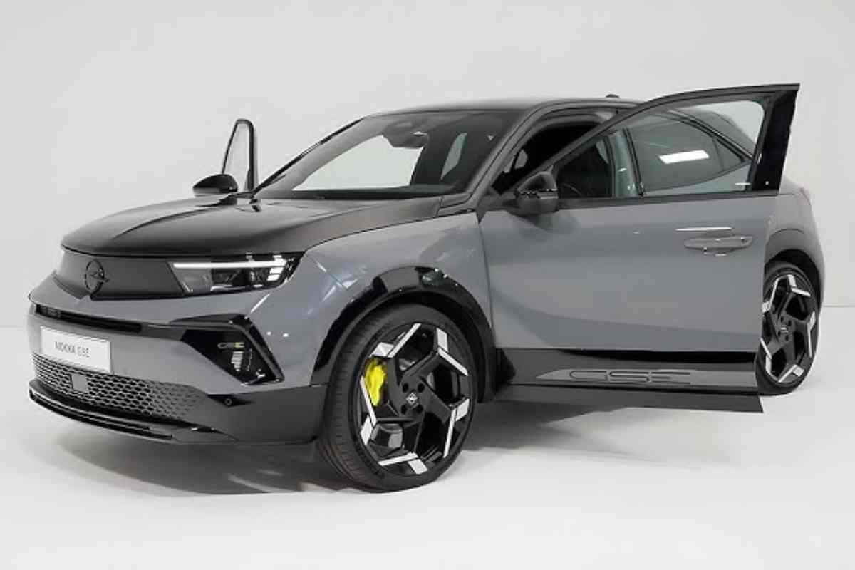 Opel Mokka GSE con le portiere aperte